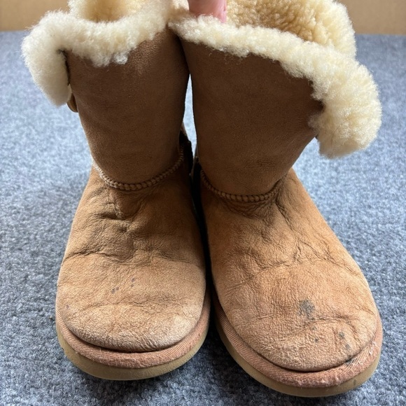 UGG Women’s Tan Bailey Ankle boot w/button Sheepskin size: 5 - Picture 2 of 11
